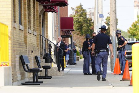 Téléchargez les photos : Manitowoc, Wisconsin / États-Unis - 21 septembre 2020 : La police locale, la police d'État et les services secrets assurent la sécurité lors de la visite de Joe Biden - en image libre de droit