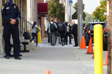 Foto de Manitowoc, Wisconsin / Estados Unidos - 21 de septiembre de 2020: La policía local, el policía estatal y el servicio secreto realizan tareas de seguridad durante la visita de Joe Biden - Imagen libre de derechos