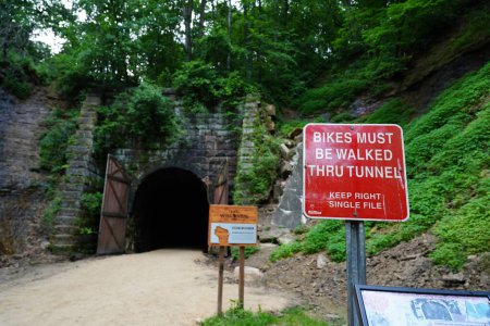 Foto de Sparta, Wisconsin, EE.UU. - 2 de julio de 2022: Antiguo túnel de tren en Elroy a Sparta, Wisconsin. - Imagen libre de derechos
