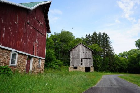 Téléchargez les photos : Ancienne grange dans la zone rurale du Vermont - en image libre de droit