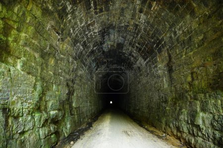 Foto de Dentro de un viejo túnel de tren que ahora es un carril bici. - Imagen libre de derechos