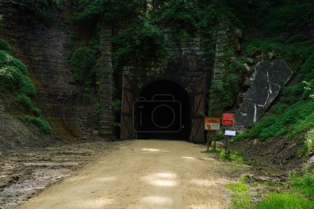 Foto de Sparta, Wisconsin, EE.UU. - 2 de julio de 2022: Antiguo túnel de tren en Elroy a Sparta, Wisconsin. - Imagen libre de derechos