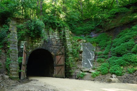 Foto de Antiguo túnel de tren en Elroy a Sparta Wisconsin ruta de bicicleta natural. - Imagen libre de derechos