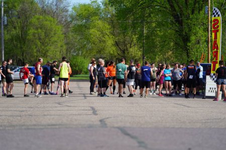 Téléchargez les photos : Camp Douglas, Wisconsin - 16 mai 2022 : Des locaux ont participé à une course de 5 milles pendant les journées de la Force d'armement - en image libre de droit