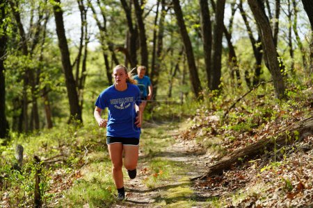 Téléchargez les photos : Camp Douglas, Wisconsin États-Unis - 17 mai 2022 : Des joggeurs compétitifs font du jogging dans une forêt - en image libre de droit