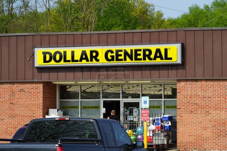 Foto de Ripon, Wisconsin - 30 de julio de 2023: Tienda de conveniencia Dollar General al servicio de la comunidad. - Imagen libre de derechos
