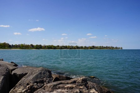 Téléchargez les photos : Rochers géants rochers assis sur la côte du lac Michigan sur la rive de Sheboygan, Wisconsin. - en image libre de droit