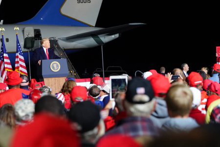 Téléchargez les photos : Mosinee, Wisconsin / États-Unis - 17 septembre 2020 : Donald Trump 45e président des États-Unis a organisé un grand rassemblement à l'aéroport central du Wisconsin tard dans la nuit. - en image libre de droit