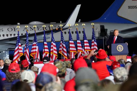 Téléchargez les photos : Mosinee, Wisconsin / États-Unis - 17 septembre 2020 : Donald Trump 45e président des États-Unis a organisé un grand rassemblement à l'aéroport central du Wisconsin tard dans la nuit. - en image libre de droit