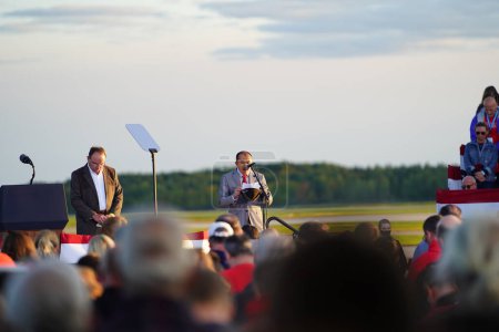 Téléchargez les photos : Mosinee, Wisconsin / États-Unis - 17 septembre 2020 : Des orateurs masculins s'adressent aux partisans de l'atout présidentiel pendant le grand rassemblement américain à l'aéroport central du Wisconsin - en image libre de droit