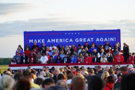 Téléchargez les photos : Mosinee, Wisconsin / États-Unis - 17 septembre 2020 : Donald surpasse les partisans du 45e président réunis à l'aéroport central du Wisconsin pour faire de l'Amérique un grand rassemblement. - en image libre de droit