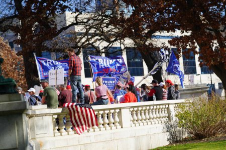 Téléchargez les photos : Madison, Wisconsin / États-Unis - 7 novembre 2020 : Des partisans de Donald Trump manifestent contre le bâtiment du Capitole de Madison pour protester contre les résultats de l'élection présidentielle de 2020. - en image libre de droit