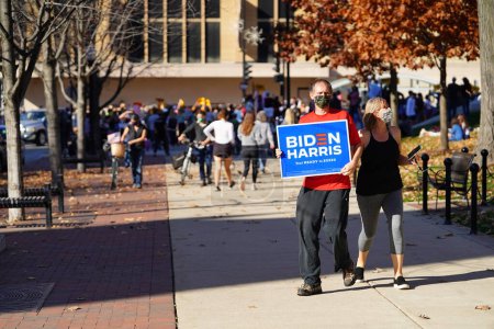 Foto de Madison, Wisconsin / Estados Unidos - 7 de noviembre de 2020: partidarios de Joe Biden y kamala harris salieron a las calles de Madison para celebrar su victoria en las elecciones de 2020. - Imagen libre de derechos