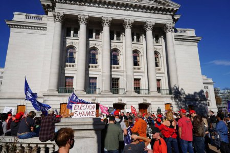 Foto de Madison, Wisconsin / Estados Unidos - 7 de noviembre de 2020: Los partidarios de Donald Trump protestan por el edificio del capitolio de Madison en protesta por los resultados de las elecciones presidenciales de 2020. - Imagen libre de derechos