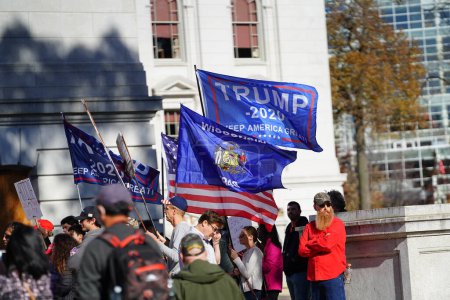 Téléchargez les photos : Madison, Wisconsin / États-Unis - 7 novembre 2020 : Des partisans de Donald Trump manifestent contre le bâtiment du Capitole de Madison pour protester contre les résultats de l'élection présidentielle de 2020. - en image libre de droit