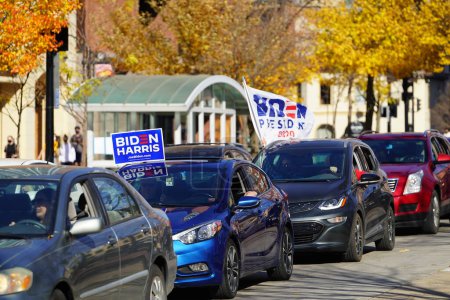 Foto de Madison, Wisconsin / Estados Unidos - 7 de noviembre de 2020: partidarios de Joe Biden y kamala harris salieron a las calles de Madison para celebrar su victoria en las elecciones de 2020. - Imagen libre de derechos