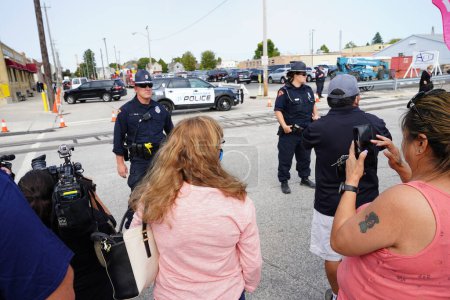 Foto de Manitowoc, Wisconsin / Estados Unidos - 21 de septiembre de 2020: La policía local, el policía estatal y el servicio secreto realizan tareas de seguridad durante la visita de Joe Biden - Imagen libre de derechos