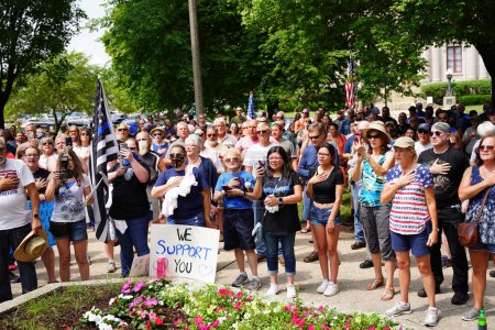 Foto de Kenosha, Wisconsin / Estados Unidos - 27 de junio de 2020: Muchos Wisconsinites vienen a respaldar el mitin de insignia para que las vidas azules importen.. - Imagen libre de derechos