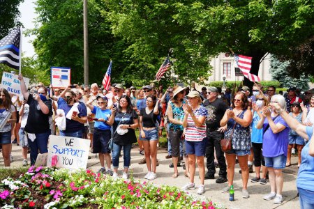 Foto de Kenosha, Wisconsin / Estados Unidos - 27 de junio de 2020: Muchos Wisconsinites vienen a respaldar el mitin de insignia para que las vidas azules importen.. - Imagen libre de derechos