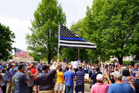 Téléchargez les photos : Kenosha, Wisconsin / États-Unis - 27 juin 2020 : De nombreux Wisconsinites sortent pour soutenir le rassemblement d'insignes pour les vies bleues. Les forces de l'ordre soutiennent le rassemblement et se rassemblent au parc du centre civique. - en image libre de droit