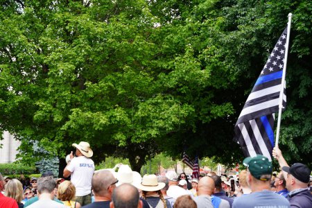 Téléchargez les photos : Kenosha, Wisconsin / États-Unis - 27 juin 2020 : De nombreux Wisconsinites sortent pour soutenir le rassemblement d'insignes pour les vies bleues. Les forces de l'ordre soutiennent le rassemblement et se rassemblent au parc du centre civique. - en image libre de droit