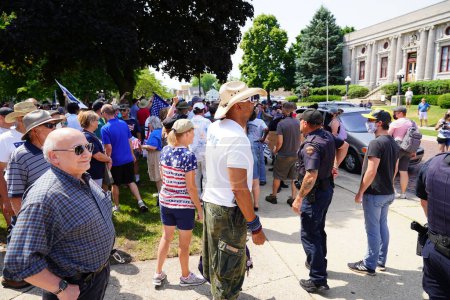 Foto de Kenosha, Wisconsin / Estados Unidos - 27 de junio de 2020: simpatizantes del BLM y antifa participan en la lucha contra el conflicto con simpatizantes en mitin de asuntos de vidas azules, mientras que la policía local mantuvo una división entre ambos lados. - Imagen libre de derechos