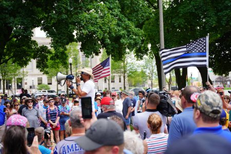 Foto de Kenosha, Wisconsin / Estados Unidos - 27 de junio de 2020: El sheriff del condado de Milwaukee, David A. Clarke Jr asistió y dio un discurso en la parte posterior de la manifestación de insignia para que las vidas azules importen. - Imagen libre de derechos