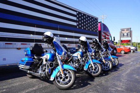 Foto de Green Bay, Wisconsin / Estados Unidos - 29 de agosto de 2020: El mitin de motocicletas de materia azul Pro Trump tuvo lugar en vandervest harley-davidson. - Imagen libre de derechos