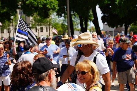 Téléchargez les photos : Kenosha, Wisconsin / États-Unis - 27 juin 2020 : Le shérif David A. Clarke Jr du comté de Milwaukee a assisté et prononcé un discours à l'arrière du rassemblement d'insignes pour le rassemblement de soutien à l'application de la loi Blue lives matter - en image libre de droit