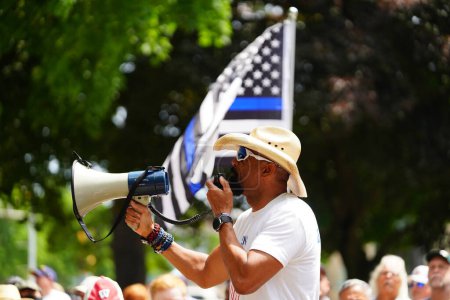 Foto de Kenosha, Wisconsin / Estados Unidos - 27 de junio de 2020: El sheriff del condado de Milwaukee, David A. Clarke Jr asistió y dio un discurso en la parte posterior de la manifestación de insignia para que las vidas azules importen.. - Imagen libre de derechos