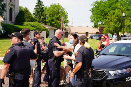 Foto de Kenosha, Wisconsin / Estados Unidos - 27 de junio de 2020: simpatizantes del BLM y antifa participan en la lucha contra el conflicto con simpatizantes en mitin de asuntos de vidas azules, mientras que la policía local mantuvo una división entre ambos lados - Imagen libre de derechos