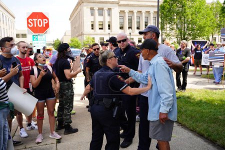Foto de Kenosha, Wisconsin / Estados Unidos - 27 de junio de 2020: simpatizantes del BLM y antifa participan en la lucha contra el conflicto con simpatizantes en mitin de asuntos de vidas azules, mientras que la policía local mantuvo una división entre ambos lados - Imagen libre de derechos