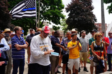 Foto de Kenosha, Wisconsin / Estados Unidos - 27 de junio de 2020: Muchos Wisconsinites vienen a respaldar el mitin de insignia para que las vidas azules importen. - Imagen libre de derechos