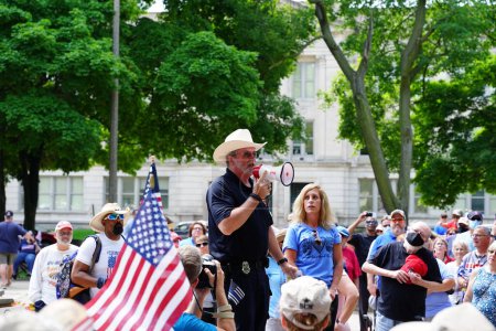 Foto de Kenosha, Wisconsin / Estados Unidos - 27 de junio de 2020: Muchos Wisconsinites vienen a respaldar el mitin de insignia para que las vidas azules importen. - Imagen libre de derechos