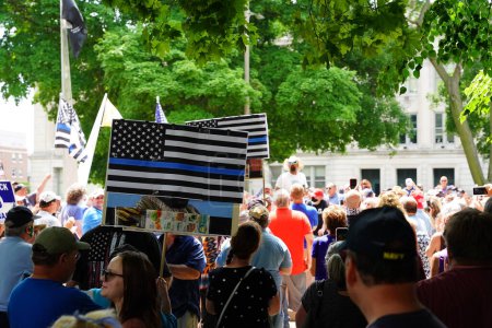 Téléchargez les photos : Kenosha, Wisconsin / États-Unis - 27 juin 2020 : De nombreux Wisconsinites sortent pour soutenir le rassemblement d'insignes pour les vies bleues. Les forces de l'ordre soutiennent le rassemblement et se rassemblent au parc du centre civique - en image libre de droit
