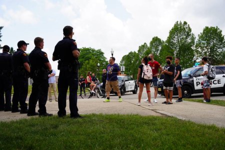 Téléchargez les photos : Kenosha, Wisconsin / États-Unis - 27 juin 2020 : Les partisans du BLM et l'antifa engagés dans la lutte contre le conflit avec les partisans lors d'un rassemblement sur la question des vies bleues tandis que la police locale maintenait un clivage entre les deux parties - en image libre de droit