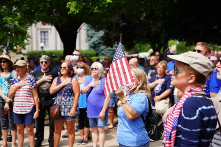 Téléchargez les photos : Kenosha, Wisconsin / États-Unis - 27 juin 2020 : De nombreux Wisconsinites sortent pour soutenir le rassemblement d'insignes pour les vies bleues. Les forces de l'ordre soutiennent le rassemblement et se rassemblent au parc du centre civique - en image libre de droit