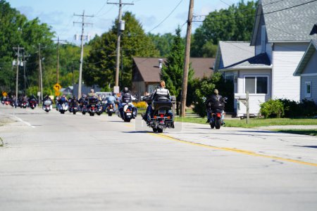 Téléchargez les photos : Green Bay, Wisconsin / États-Unis - 29 août 2020 : Des motocyclistes, des véhicules de police et d'autres véhicules de la catégorie Pro Trump ont traversé Green Bay pour manifester leur soutien - en image libre de droit