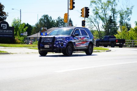 Foto de Green Bay, Wisconsin / Estados Unidos - 29 de agosto de 2020: Las vidas azules de Pro Trump importan a los motociclistas, vehículos policiales y otros vehículos que atravesaron la bahía verde como desfile para mostrar su apoyo - Imagen libre de derechos