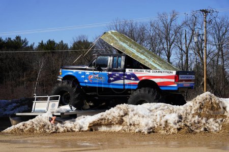 Foto de Montello, Wisconsin - 18 de marzo de 2023: Propietario de un negocio utiliza un viejo camión Ford monstruo con gráficos de bandera estadounidense para anunciar su negocio. - Imagen libre de derechos