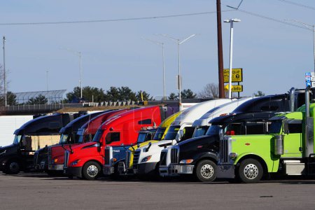 Foto de Tomah, Wisconsin, EE.UU. - 23 de marzo de 2023: Los semirremolques de colores mixtos se sientan estacionados en la parada de camiones de viaje Kwik. - Imagen libre de derechos