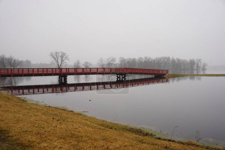 Téléchargez les photos : Le pont dans le parc - en image libre de droit