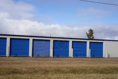 Foto de Unidades de almacenamiento de puerta azul que se utilizan para la comunidad. - Imagen libre de derechos