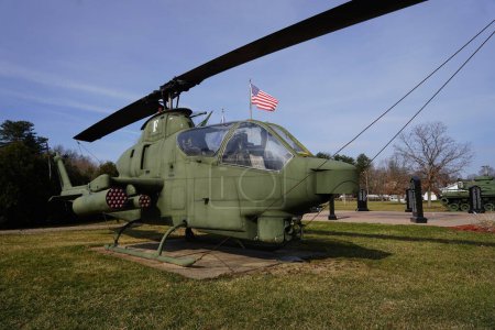 Téléchargez les photos : Oshkosh, Wisconsin États-Unis - 30 juillet 2022 : Un hélicoptère d'attaque Boeing AH-64 Apache était exposé à l'EAA pour que les spectateurs puissent le voir. - en image libre de droit