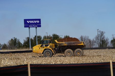 Téléchargez les photos : Mauston, Wisconsin États-Unis - 11 avril 2022 : 735 Un camion de transport articulé est utilisé pour déplacer la saleté et la boue. - en image libre de droit