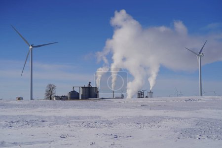 Foto de Fox Lake, Wisconsin, EE.UU. - 8 de enero de 2022: Planta de etanol bombeando smog a la atmósfera. - Imagen libre de derechos