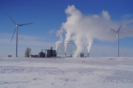 Téléchargez les photos : Fox Lake, Wisconsin États-Unis - 8 janvier 2022 : Une usine d'éthanol pompe du smog dans l'atmosphère. - en image libre de droit