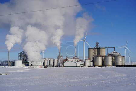 Foto de Fox Lake, Wisconsin, EE.UU. - 8 de enero de 2022: Planta de etanol bombeando smog a la atmósfera. - Imagen libre de derechos