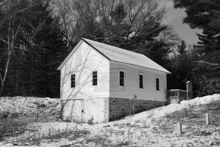 Téléchargez les photos : Image en noir et blanc maison abandonnée utilisée comme hôtel de ville pendant l'hiver. - en image libre de droit