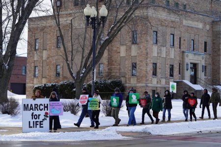 Téléchargez les photos : Mauston, Wisconsin États-Unis - 12 janvier 2022 : Des membres de Pro Life of Wisconsin ont défilé autour du palais de justice dans le comté de Juneau portant des pancartes. - en image libre de droit